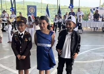 Niños de Tepecoyo imitan al presidente Bukele, primera Dama y Ministra de Educación