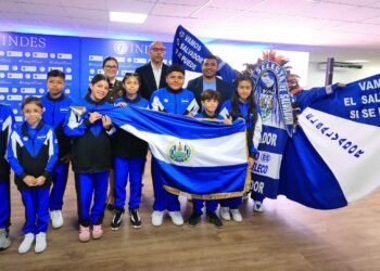 Estudiantes que participarán en CODICADER 2025 reciben pabellón nacional