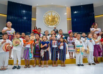Por primera vez en la historia suena en la Asamblea Legislativa el himno Nacional en Náhuat