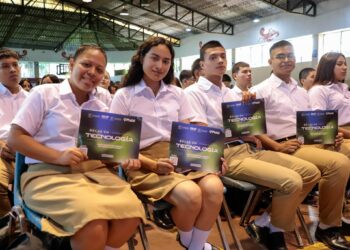 Aprueban financiamiento para becas dirigidas a estudiantes del país