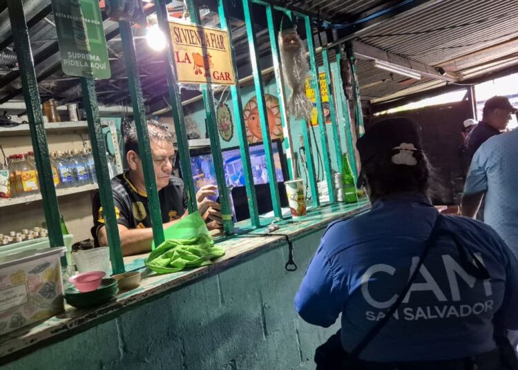 Autoridades inspeccionan legalidad de bares del “La Avenida”, en San Salvador