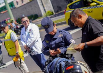 Sancionado motociclista captado subiendo su vehículo a la acera de una escuela