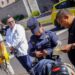 Sancionado motociclista captado subiendo su vehículo a la acera de una escuela