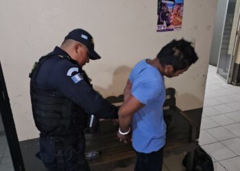 Hombre agrede a su propia madre con corvo en Guatemala