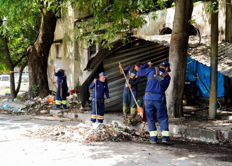 Recuperan calles y aceras aledañas al hospital Rosales
