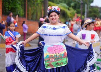 Inicia desfile cívico en Santa Tecla