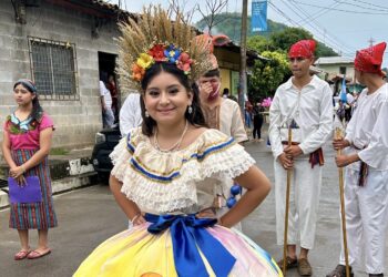 Desfile de Apasteprque deleita con sus trajes típicos y bailes de independencia