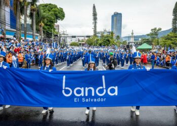 Banda El Salvador deleita a los salvadoreños en desfile cívico