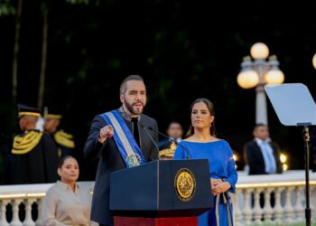 Presidente Bukele ordena pavimentación de calle y reconstrucción de centro escolar en Los Toles