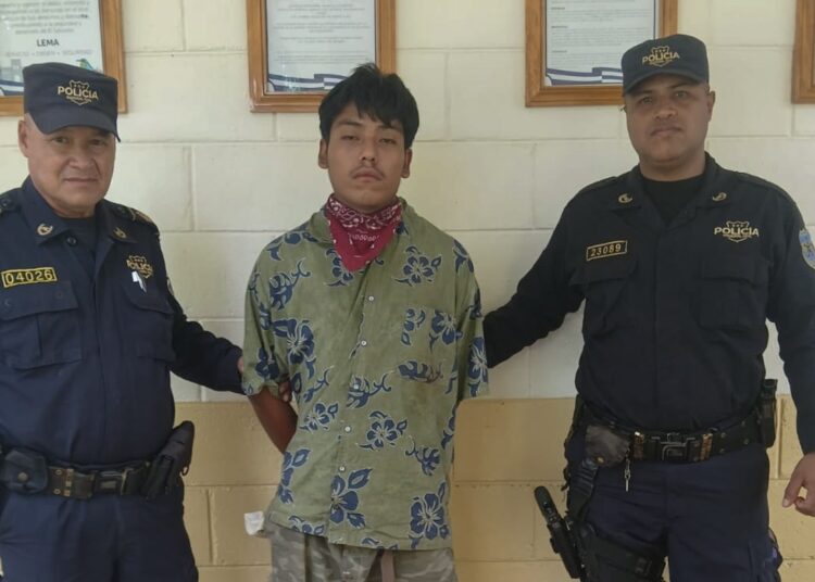 Cae pandillero denunciado por amenazar con vidrios y señas de pandillas a personas de Santa Ana