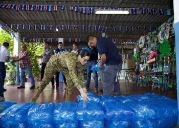 Ministra Trigueros lleva agua potable a complejo educativo Villa Mariona