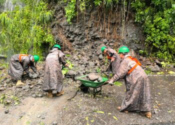 Retiran derrumbe en Teotepeque, La Libertad