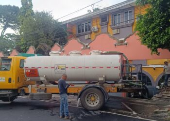 Negocios de San Salvador son abastecidos con agua potable