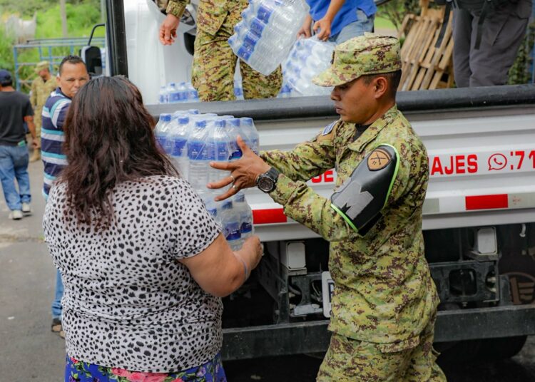 Continúa entrega de agua potable en zonas de Santa Tecla y sus alrededores