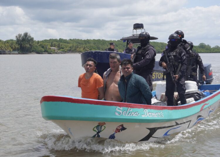Incautan cerca de 4 toneladas de drogas en playa de Sonsonate