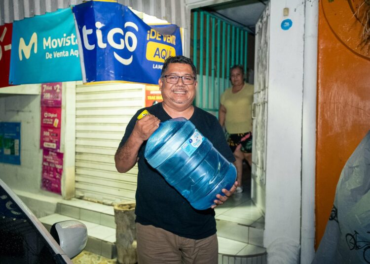 Distribución de agua potable en lugares afectados falla continúa