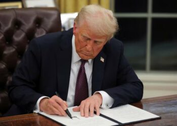 Trump firma orden ejecutiva para consolidar venta de TikTok en EEUU