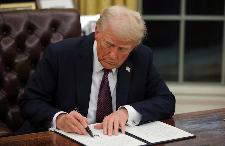 Trump firma orden ejecutiva para consolidar venta de TikTok en EEUU