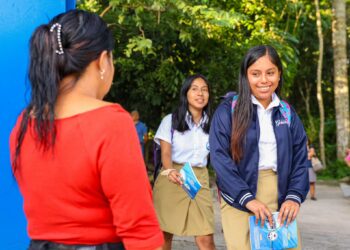 Estudiantes acatan medidas disciplinarias en centros escolares de Cojutepeque