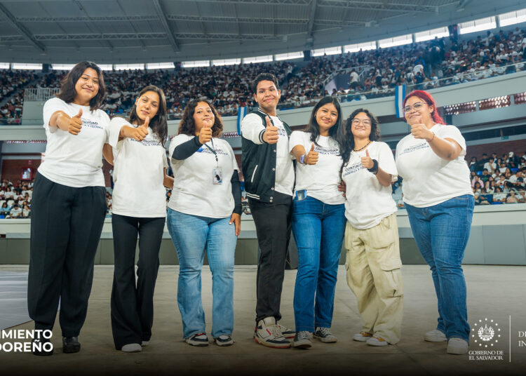 Más de 6,000 jóvenes becados se preparan para liderar procesos educativos y comunitarios