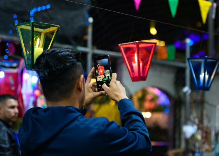 La Ruta de las Flores recibe a los turistas en el Festival de los Farolitos