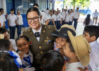 Ministra Karla Trigueros participó en el Lunes Cívico del Centro Escolar República de Honduras