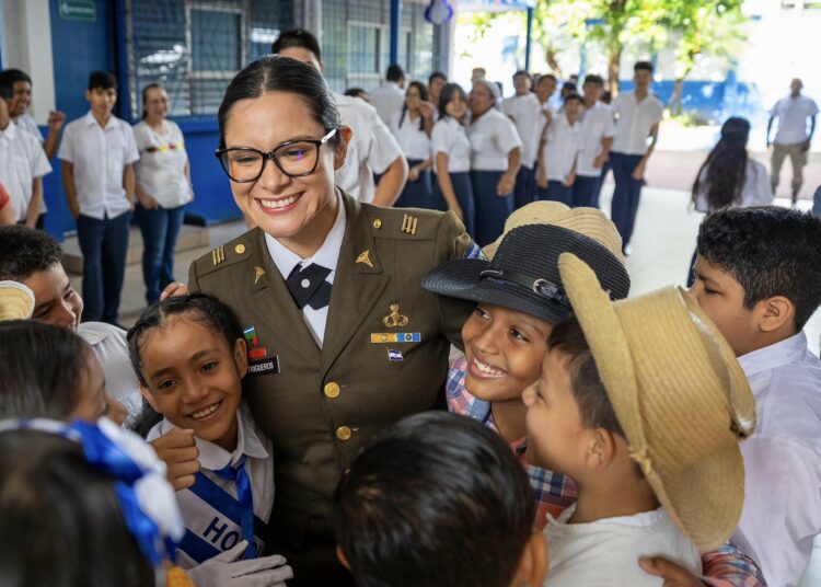 Ministra Karla Trigueros participó en el Lunes Cívico del Centro Escolar República de Honduras