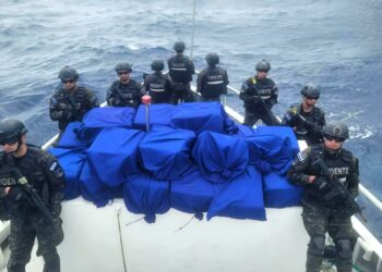 Marina Nacional incauta cocaína valorada en $35 millones a 900 millas de la costa salvadoreña