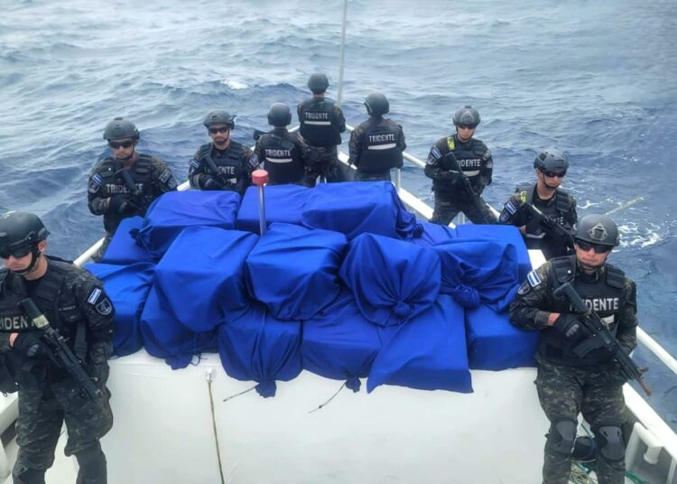Marina Nacional incauta cocaína valorada en $35 millones a 900 millas de la costa salvadoreña