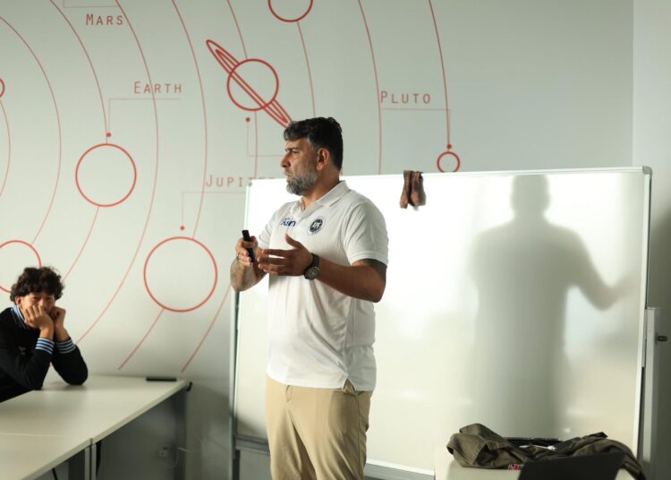 Selección Sub 17 recibe charla del Director del Olympique de Marcella