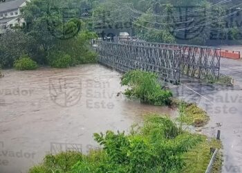 Paso cerrado en Agua Caliente, San Salvador, por crecida del Río