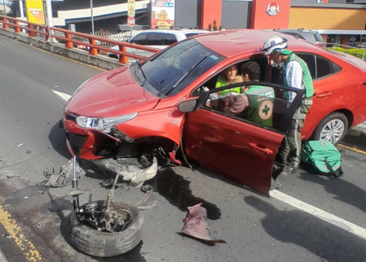 Accidente en paso a desnivel de las Naciones Unidas deja a una mujer lesionada