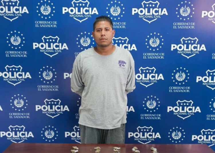 Joven es detenido en Mejicanos con varias porciones de marihuana