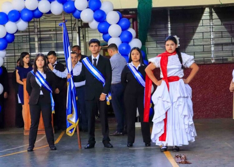 Estudiantes participan en Lunes Cívicos para reforzar disciplina, patriotismo y respeto por los símbolos nacionales