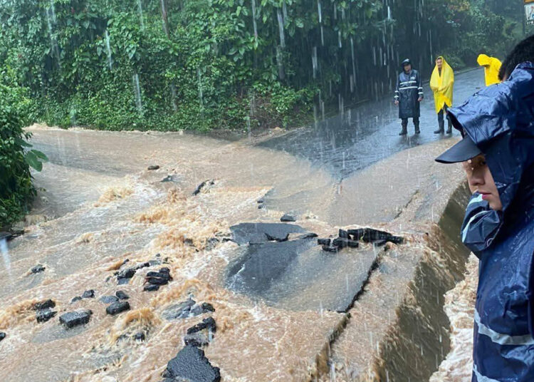 ¡Alerta en Jujutla! Río Cauta se desborda y autoridades en auxilio de familias afectadas