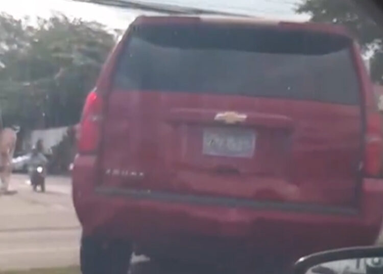 Conductor de camioneta hace giro en «U» ilegal en avenida Roosevelt y paga las consecuencias