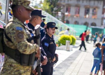 Policía y Fuerza Armada aseguran la tranquilidad de los asistentes durante celebraciones en Plaza Gerardo Barrios