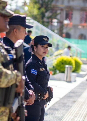 Policía y Fuerza Armada aseguran la tranquilidad de los asistentes durante celebraciones en Plaza Gerardo Barrios