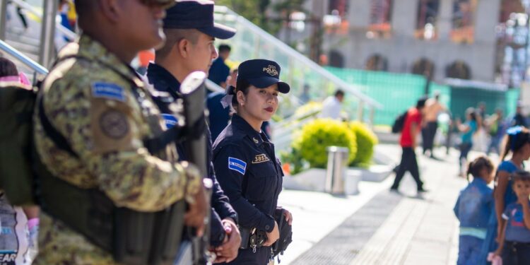 Policía y Fuerza Armada aseguran la tranquilidad de los asistentes durante celebraciones en Plaza Gerardo Barrios