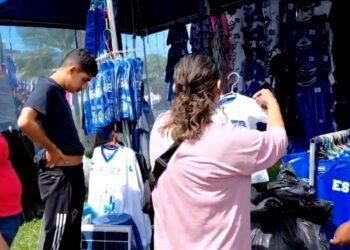 Ventas llenan los alrededores del Cuscatlán con camisetas, banderas y recuerdos de La Selecta