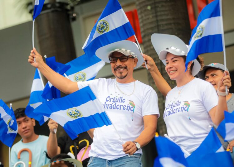 Salvadoreños que viven en el extranjero destacan seguridad y cambios del país durante las fiestas patrias
