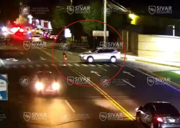 Conductor hace giro indebido y atropella a una mujer en paso peatonal frente al Hospital Militar