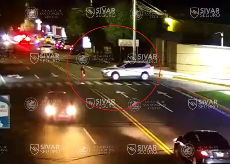 Conductor hace giro indebido y atropella a una mujer en paso peatonal frente al Hospital Militar