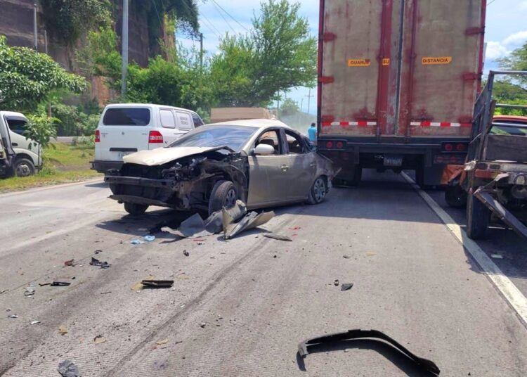 Accidente en autopista a Comalapa deja tres personas lesionadas y tráfico complicado