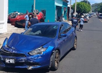 Accidente en calle de Santa Ana deja vehículos dañados y personas heridas