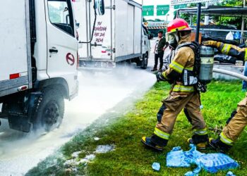 Conato de incendio en camión sobre la autopista hacia Comalapa deja solo daños materiales
