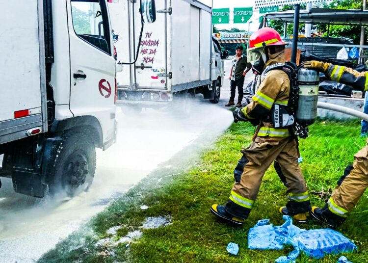 Conato de incendio en camión sobre la autopista hacia Comalapa deja solo daños materiales