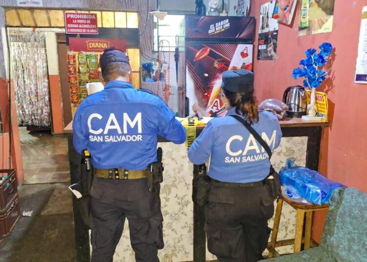 Operativo conjunto busca garantizar el orden y la seguridad en negocios de San Salvador Centro