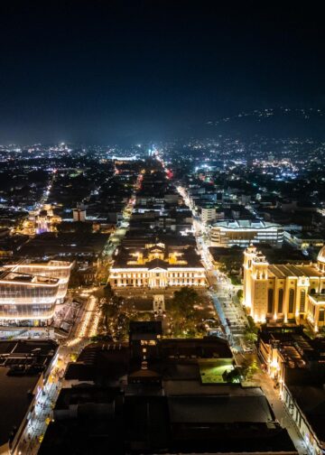 Surf City y revitalización del Centro Histórico impulsan el turismo y la inversión en El Salvador
