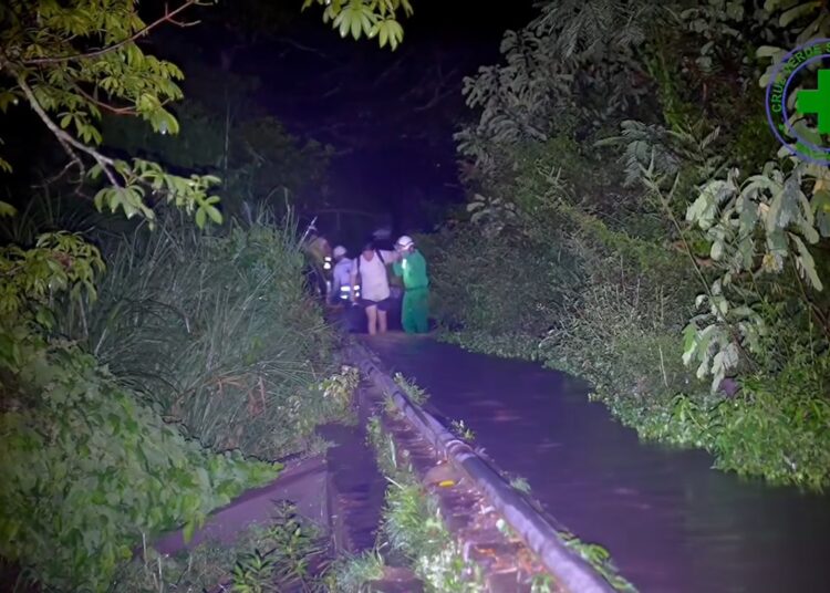 Turistas son rescatados en Santa Ana tras quedar atrapados por la crecida del río Amayito